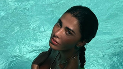 VIDEO / Belen, bagno hot in piscina. La showgirl in topless: lato B pazzesco
