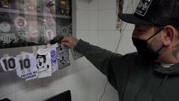 VIDEO Maradona, Diego e Napoli per sempre: tatuaggi, autografi e numeri 10, boom di richieste in città