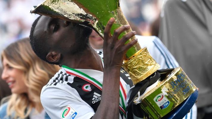 Juventus' midfielder from France Blaise Matuidi poses with the trophy during the victory ceremony following the Italian Serie A last football match of the season Juventus versus Verona, on May 19, 2018 at the Allianz Stadium in Turin. Juventus won their 34th Serie A title (scudetto) and seventh in succession. (Photo by Andreas SOLARO / AFP) (Photo credit should read ANDREAS SOLARO/AFP via Getty Images) Classifica cristallizzata in caso di stop? “C’è da decidere ora se si vince lo scudetto” - immagine 1