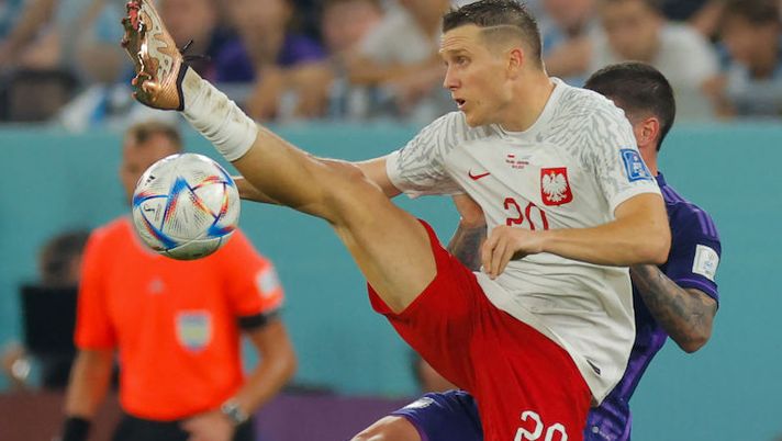 Poland's midfielder #20 Piotr Zielinski (L) and Argentina's midfielder #07 Rodrigo De Paul fight for the ball during the Qatar 2022 World Cup Group C football match between Poland and Argentina at Stadium 974 in Doha on November 30, 2022. (Photo by Odd ANDERSEN / AFP) (Photo by ODD ANDERSEN/AFP via Getty Images) La Gazzetta distrugge Zielinski: è da 4 in pagella! Ecco le motivazioni - immagine 1