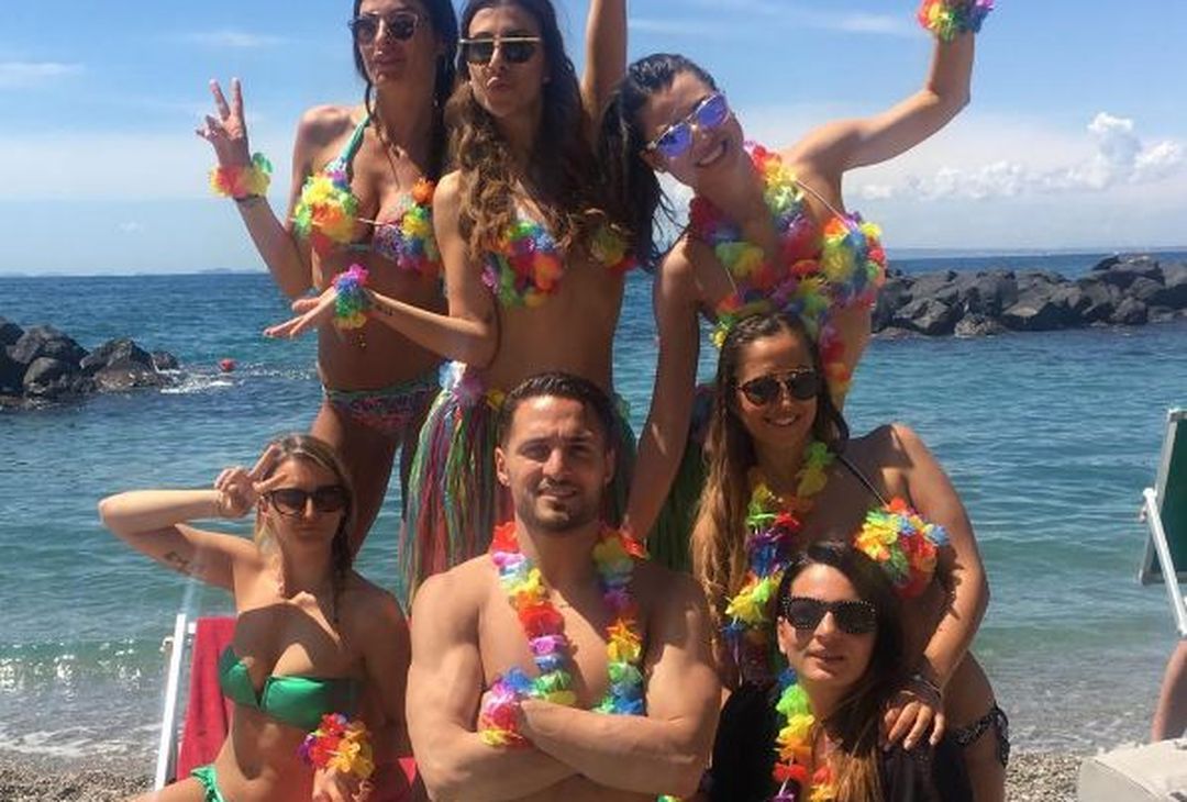  Il difensore dell'Inter e le amiche della sposa... 