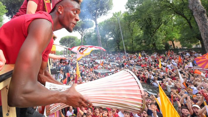 ROME, ITALY - MAY 26: Tammy Abraham of AS Roma during the parade for celebrating the Conference League Cup on May 26, 2022 in Rome, Italy. (Photo by Fabio Rossi/AS Romama via Getty Images) Abraham estasiato dai tifosi giallorossi: “Mamma sono parte della storia” - immagine 1