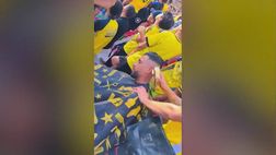 VIDEO / Tifoso si fa tagliare i capelli allo stadio durante la gara