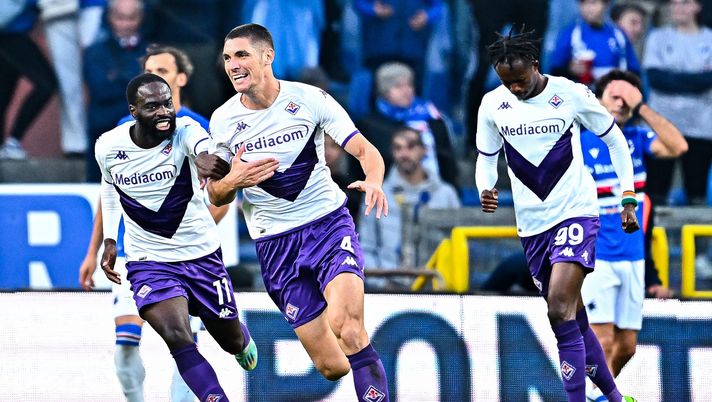 GENOA, ITALY - NOVEMBER 06: Nikola Milenkovic of Fiorentina (C) celebrates with his team-mates after scoring a goal during the Serie A match between UC Sampdoria and ACF Fiorentina at Stadio Luigi Ferraris on November 6, 2022 in Genoa, Italy. (Photo by Simone Arveda/Getty Images) Il nuovo abito della Fiorentina: sì alla concretezza, no alla bellezza - immagine 1