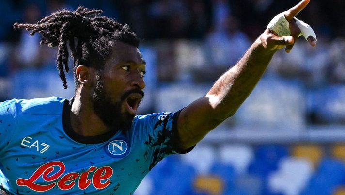 Napoli's Cameroonian midfielder Andre Zambo Anguissa celebrates after scoring his second goal during the Italian Serie A football match between Napoli and Torino on October 1, 2022 at the Diego-Maradona stadium in Naples. (Photo by Andreas SOLARO / AFP) (Photo by ANDREAS SOLARO/AFP via Getty Images) Cinque nomi per il Mantra: chi schierare alla 20a giornata al fantacalcio - immagine 1