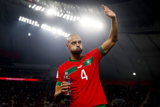 DOHA, QATAR - DECEMBER 17: Sofyan Amrabat of Morocco takes a drink prior to the FIFA World Cup Qatar 2022 3rd Place match between Croatia and Morocco at Khalifa International Stadium on December 17, 2022 in Doha, Qatar. (Photo by Alex Pantling/Getty Images) Vacanze già finite per il marocchino Hakimi, torna a Parigi per allenarsi- immagine 2