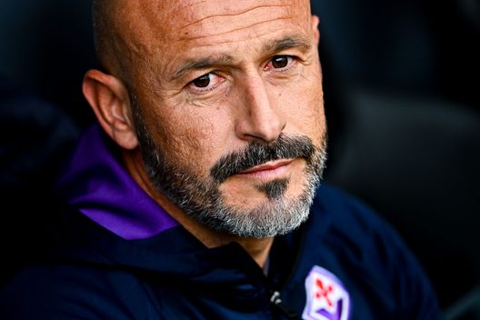 GENOA, ITALY - NOVEMBER 06: Vincenzo Italiano head coach of Fiorentina looks on prior to kick-off in the Serie A match between UC Sampdoria and ACF Fiorentina at Stadio Luigi Ferraris on November 6, 2022 in Genoa, Italy. (Photo by Simone Arveda/Getty Images) Berni: “Fiorentina sta mettendo basi per futuro roseo. Su Terra e Gollo…”- immagine 2