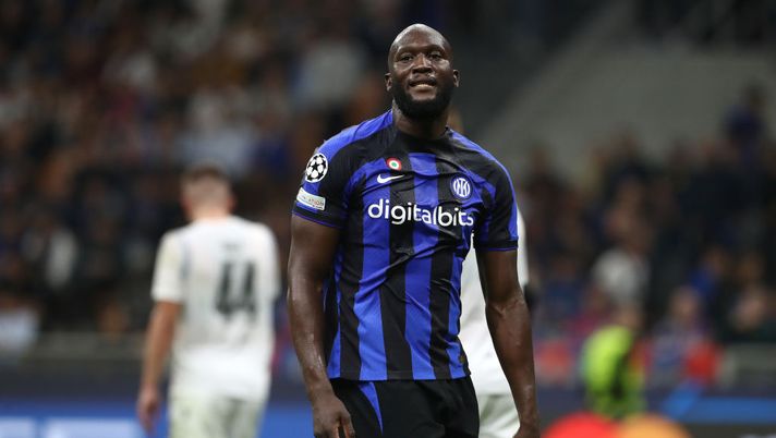 MILAN, ITALY - OCTOBER 26: Romelu Lukaku of FC Internazionale looks on during the UEFA Champions League group C match between FC Internazionale and Viktoria Plzen at San Siro Stadium on October 26, 2022 in Milan, Italy. (Photo by Marco Luzzani/Getty Images) Gazzetta: “Lukaku torna ad essere decisivo, pro e contro della coppia con Dzeko” - immagine 1