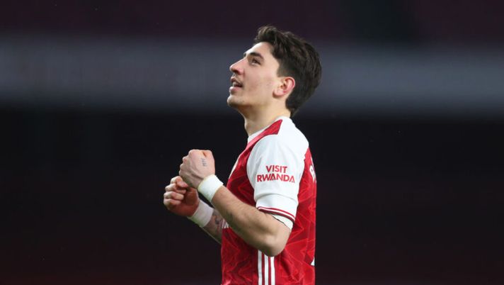 LONDON, ENGLAND - FEBRUARY 14: Hector Bellerin of Arsenal celebrates after scoring their side's third goal during the Premier League match between Arsenal and Leeds United at Emirates Stadium on February 14, 2021 in London, England. Sporting stadiums around the UK remain under strict restrictions due to the Coronavirus Pandemic as Government social distancing laws prohibit fans inside venues resulting in games being played behind closed doors. (Photo by Catherine Ivill/Getty Images) Sky: “L’operazione Bellerin non si ferma: sì del giocatore ad un anno di contratto” - immagine 1