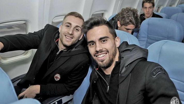Suso e Deulofeu, in viaggio verso Udine, foto acmilan.com
