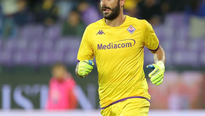 FLORENCE, ITALY - AUGUST 18: Pietro Terracciano goalkeeper of ACF Fiorentina in action during the UEFA Europa Conference League 2022/23 Play-offs First Leg match between ACF Fiorentina and FC Twente at Artemio Franchi on August 18, 2022 in Florence, Italy. (Photo by Gabriele Maltinti/Getty Images) Terracciano si tiene il posto: “Gollini? Mai avuto bisogno di stimoli, ho il fuoco dentro” - immagine 1