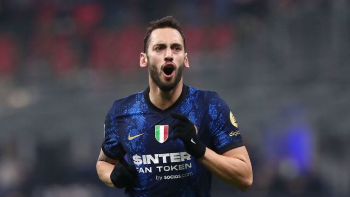 MILAN, ITALY - DECEMBER 12: Hakan Calhanoglu of Internazionale celebrates scoring the third goal during the Serie A match between FC Internazionale and Cagliari Calcio at Stadio Giuseppe Meazza on December 12, 2021 in Milan, Italy. (Photo by Marco Luzzani/Getty Images) Ecco sei centrocampisti per la 29ma giornata al fantacalcio, dalle certezze ai low cost- immagine 1