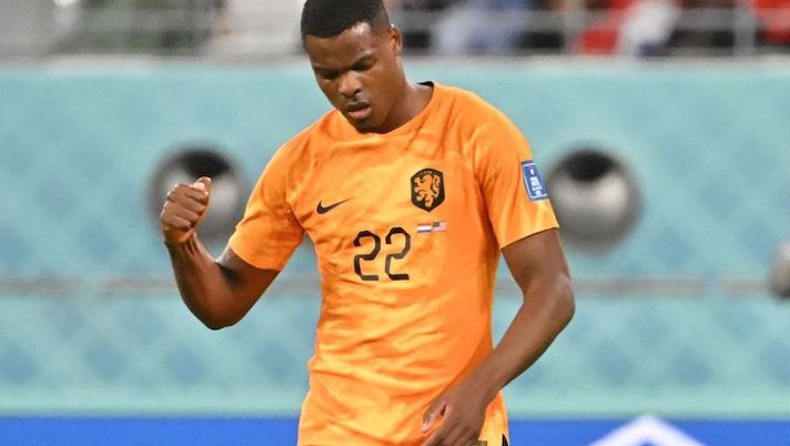 Netherlands' defender #22 Denzel Dumfries celebrates after Netherlands' forward #10 Memphis Depay (unseen) scored his team's first goal during the Qatar 2022 World Cup round of 16 football match between the Netherlands and USA at Khalifa International Stadium in Doha on December 3, 2022. (Photo by Alberto PIZZOLI / AFP) (Photo by ALBERTO PIZZOLI/AFP via Getty Images) Van Gaal: “Bacio Dumfries perché lo devono vedere tutti, è un terzino formidabile” - immagine 1