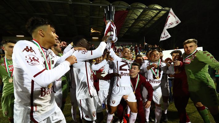 SESTO SAN GIOVANNI, ITALY - FEBRUARY 20:  Torino FC players celebrates a victory at the end of the Supercoppa Primavera match between FC Internazionale U19 and Torino FC U19 at Stadio Breda on February 20, 2019 in Sesto San Giovanni, Italy.  (Photo by Marco Luzzani/Getty Images for Lega Serie A) 