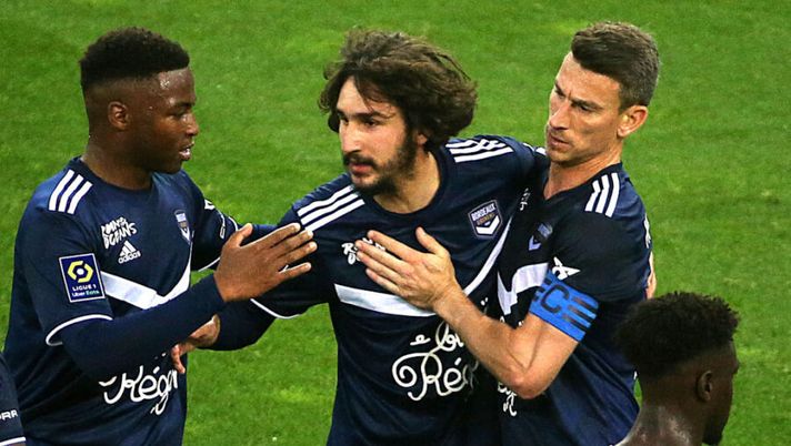 Bordeaux's French midfielder Yacine Adli (C) celebrates scoring his team's first goal during the French L1 football match between Stade de Reims and FC Girondins de Bordeaux at The Auguste-Delaune Stadium in Reims, eastern France on May 23, 2021. (Photo by FRANCOIS NASCIMBENI / AFP) (Photo by FRANCOIS NASCIMBENI/AFP via Getty Images) Milan, la Gazzetta: “L’idea è Adli da subito in rossonero: perché non è semplice” - immagine 1