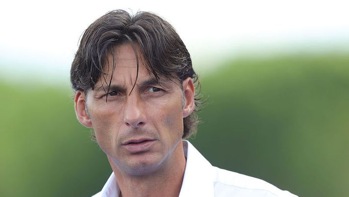 EMPOLI, ITALY - AUGUST 31: Gabriele Cioffi manager of Hellas Verona FC looks on during the Serie A match between Empoli FC and Hellas Verona at Stadio Carlo Castellani on August 31, 2022 in Empoli, Italy. (Photo by Gabriele Maltinti/Getty Images) Cioffi: “Faraoni out: la verità sullo stop! Piccoli, Ceccherini, Gunter, Lasagna, Tameze, Doig, Verdi…” - immagine 1