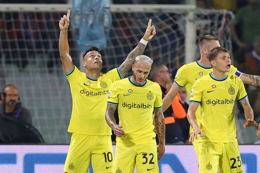 FLORENCE, ITALY - OCTOBER 22: Lautaro Javier Martínez of FC Internazionale celebrates after scoring a goal during the Serie A match between ACF Fiorentina and FC Internazionale at Stadio Artemio Franchi on October 22, 2022 in Florence, Italy. (Photo by Gabriele Maltinti/Getty Images) Marelli: “Rigore netto e manca un rosso per Dimarco”- immagine 2