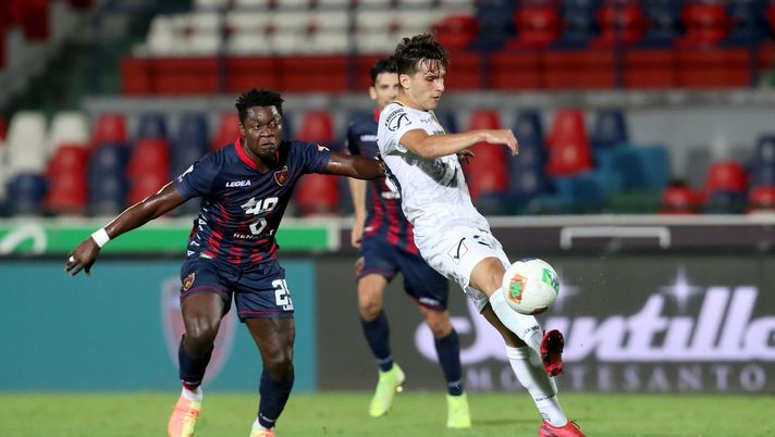 COSENZA, ITALY - JULY 31: Ben Kone of Cosenza competes for the ball with Giacomo Ricci of Juve Stabia during the serie B match between Cosenza Calcio and SS Juve Stabia at Stadio San Vito on July 31, 2020 in Cosenza, Italy. (Photo by Maurizio Lagana/Getty Images for Lega Serie B)  Cosenza