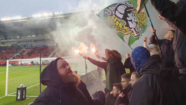 Svezia, disordini tra tifosi di Helsingborg e Hammarby: la scintilla dentro il pub… Svezia, disordini tra tifosi di Helsingborg e Hammarby: la scintilla dentro il pub… - immagine 1