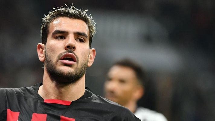 AC Milan's French defender Theo Hernandez reacts during the Italian Serie A football match between AC Milan and Juventus at the San Siro stadium in Milan on October 8, 2022. (Photo by Isabella BONOTTO / AFP) (Photo by ISABELLA BONOTTO/AFP via Getty Images) Milan, lavoro personalizzato per Calabria e Hernandez: cosa filtra verso il Sassuolo - immagine 1
