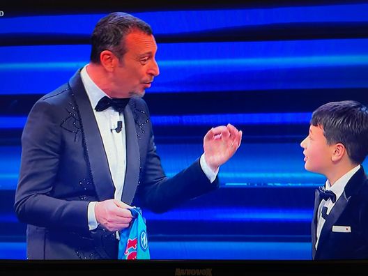 Sanremo, Amadeus riceve la maglia del Napoli: “A -13 fa freddo, primo posto meritato”- immagine 2