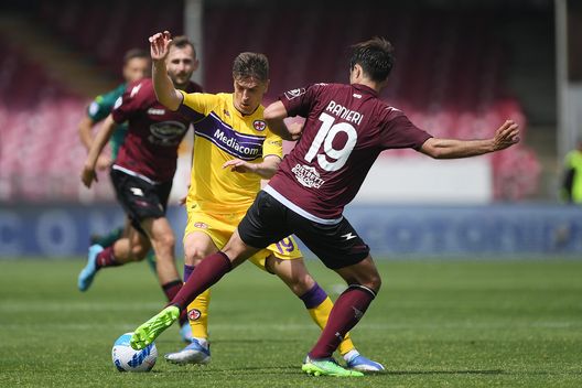 SALERNO, ITALY - APRIL 24: Krzysztof Piatek of ACF Fiorentina vies with Luca Ranieri of US Salernitana during the Serie A match between US Salernitana and ACF Fiorentina at Stadio Arechi on April 24, 2022 in Salerno, Italy. (Photo by Francesco Pecoraro/Getty Images) Piatek può ritrovare Juric. E’ in pole per sostituire Belotti- immagine 2