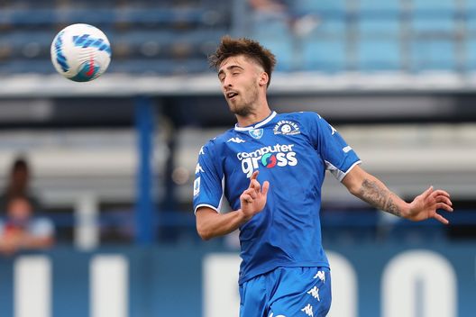EMPOLI, ITALY - SEPTEMBER 26: Mattia Viti of Empoli FC in action during the Serie A match between Empoli FC and Bologna FC at Stadio Carlo Castellani on September 26, 2021 in Empoli, Italy. (Photo by Gabriele Maltinti/Getty Images) Il Nizza pazzo per un difensore dell’Empoli, ma la Fiorentina c’è- immagine 2