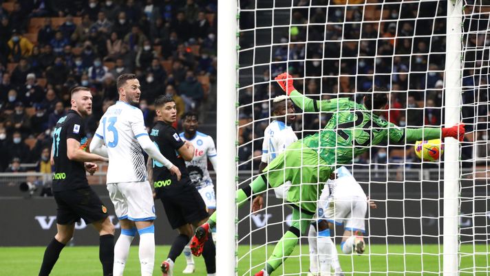 MILAN, ITALY - NOVEMBER 21: David Ospina of SSC Napoli fails to save the second goal from Ivan Perisic of FC Internazionale (not pictured) during the Serie A match between FC Internazionale and SSC Napoli at Stadio Giuseppe Meazza on November 21, 2021 in Milan, Italy. (Photo by Marco Luzzani/Getty Images) MILAN, ITALY - NOVEMBER 21: David Ospina of SSC Napoli fails to save the second goal from Ivan Perisic of FC Internazionale (not pictured) during the Serie A match between FC Internazionale and SSC Napoli at Stadio Giuseppe Meazza on November 21, 2021 in Milan, Italy. (Photo by Marco Luzzani/Getty Images)