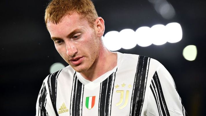 Juventus' Swedish forward Dejan Kulusevski looks on during the Italian Serie A football match Roma vs Juventus on September 27, 2020 at the Olympic stadium in Rome. (Photo by Tiziana FABI / AFP) (Photo by TIZIANA FABI/AFP via Getty Images) Juve, arriva la brutta notizia per Kulusevski: salterà la prossima con la Samp - immagine 1