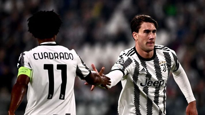 Juventus' Colombian midfielder Juan Cuadrado and Juventus' Serbian forward Dusan Vlahovic shake hands during the UEFA Champions League 1st round day 3 group H football match between Juventus Turin and Maccabi Haifa, at the Juventus stadium in Turin on October 5, 2022. (Photo by Marco BERTORELLO / AFP) (Photo by MARCO BERTORELLO/AFP via Getty Images) Juve, prove di formazione con Vlahovic e Cuadrado: cosa filtra su Di Maria - immagine 1