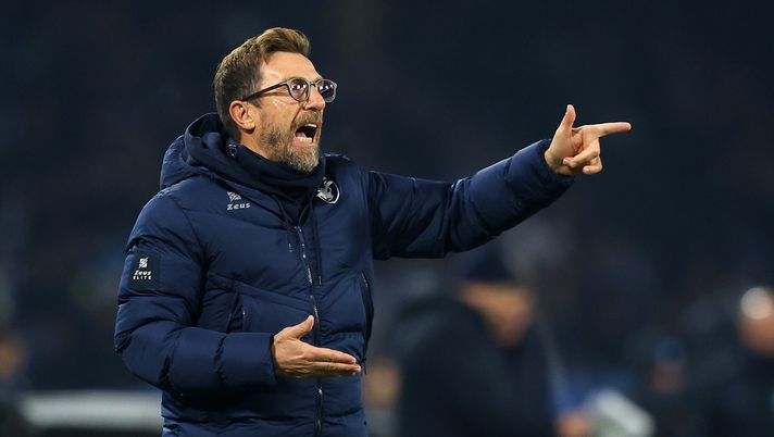 NAPLES, ITALY - DECEMBER 19: Eusebio Di Francesco, Head Coach of Frosinone Calcio, gives the team instructions during the Coppa Italia - Round of 16 match between SSC Napoli and Frosinone Calcio at Stadio Diego Armando Maradona on December 19, 2023 in Naples, Italy. (Photo by Francesco Pecoraro/Getty Images) Di Francesco: “Le parole di Calzona fanno piacere. Ecco cosa penso di lui” - immagine 1