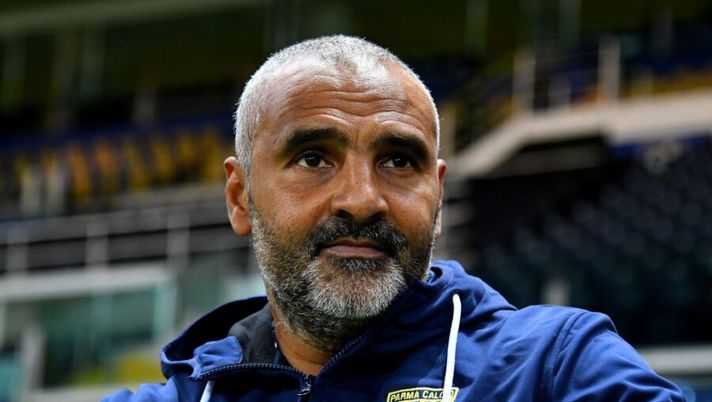 PARMA, ITALY - OCTOBER 28: Fabio Liverani head coach of Parma Calcio looks on during the Coppa Italia match between Parma Calcio and Pescara Calcio at Ennio Tardini on October 28, 2020 in Parma, Italy. (Photo by Alessandro Sabattini/Getty Images) Di Marzio: “Liverani, scelta pronta da parte del Parma prima dell’Atalanta” - immagine 1