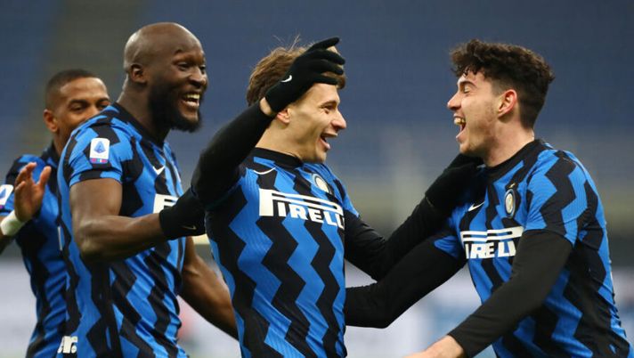 MILAN, ITALY - JANUARY 17: Nicol Barella of Internazionale celebrates with Romelu Lukaku and team mates after scoring their side's second goal during the Serie A match between FC Internazionale and Juventus at Stadio Giuseppe Meazza on January 17, 2021 in Milan, Italy. Sporting stadiums around Italy remain under strict restrictions due to the Coronavirus Pandemic as Government social distancing laws prohibit fans inside venues resulting in games being played behind closed doors. (Photo by Marco Luzzani/Getty Images) I voti ufficiali al fantacalcio: voto super per Barella! Ronaldo quanto Frabotta, che Bastoni - immagine 1