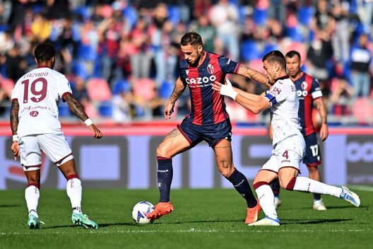 BOLOGNA, ITALY - NOVEMBER 06: Marko Arnautovic of Bologna FC competes for the ball with Alessandro Buongiorno of Torino FC during the Serie A match between Bologna FC and Torino FC at Stadio Renato Dall'Ara on November 06, 2022 in Bologna, Italy. (Photo by Alessandro Sabattini/Getty Images) La Sampdoria è la squadra che tira meno: al Torino il compito di stanarla- immagine 3