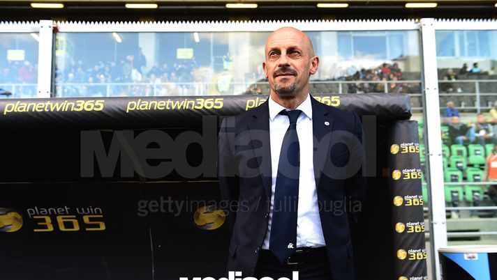 PALERMO, ITALY - NOVEMBER 30:  Headcoach Domenico Di Carlo of Spezia lookson during the TIM Cup A match betweenUS Citta di Palermo and AC Spezia at Stadio Renzo Barbera on November 30, 2016 in Palermo, Italy.  (Photo by Tullio M. Puglia/Getty Images) 