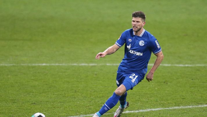 BREMEN, GERMANY - JANUARY 30: Klaas-Jan Huntelaar of FC Schalke 04 runs with the ball during the Bundesliga match between SV Werder Bremen and FC Schalke 04 at Wohninvest Weserstadion on January 30, 2021 in Bremen, Germany. (Photo by Cathrin Mueller/Getty Images) 