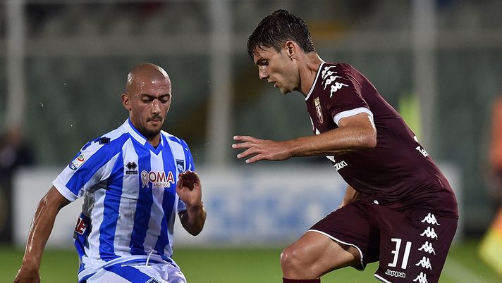PESCARA, ITALY - SEPTEMBER 21:  Ahmad Benali of Pescara Calcio and Lucas Boyè of FC Torino in action during the Serie A match between Pescara Calcio and FC Torino at Adriatico Stadium on September 21, 2016 in Pescara, Italy.  (Photo by Giuseppe Bellini/Getty Images) 