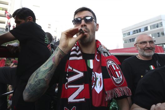 MILAN, ITALY - MAY 23: Alessio Romagnoli of AC Milan celebrates during the Serie A Victory Parade on May 23, 2022 in Milan, Italy. (Photo by AC Milan/AC Milan via Getty Images) Pronto lo sgarbo a Lotito: i Viola si inseriscono per un difensore- immagine 2