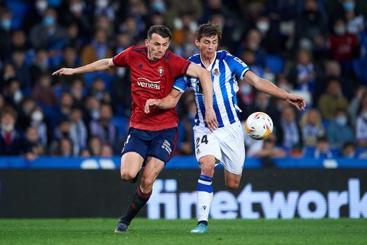 SAN SEBASTIAN, SPAIN - FEBRUARY 27: Robin Le Normand of Real Sociedad competes for the ball with Ante Budimir of CA Osasuna during the LaLiga Santander match between Real Sociedad and CA Osasuna at Reale Arena on February 27, 2022 in San Sebastian, Spain. (Photo by Juan Manuel Serrano Arce/Getty Images) Obiettivi, Le Normand parla del rinnovo con la Real Sociedad- immagine 2