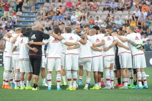 Il Milan prima della gara contro l'Inter, fonte acmilan.com Il Milan prima della gara contro l'Inter, fonte acmilan.com
