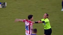 VIDEO/ Terribile: arbitro donna lo espelle, lui prova ad aggredirla