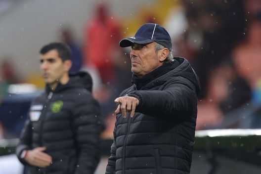 LA SPEZIA, ITALY - JANUARY 08: Luca Gotti manager of Spezia Calcio gestures during the Serie A match between Spezia Calcio and US Lecce at Stadio Alberto Picco on January 8, 2023 in La Spezia, Italy. (Photo by Gabriele Maltinti/Getty Images) Spezia, Gotti: “Hojlund impressionante. Mi è piaciuto l’atteggiamento nel primo tempo, non il risultato”- immagine 2