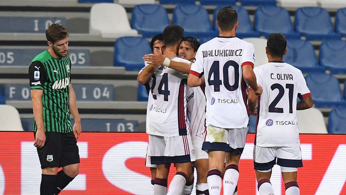 REGGIO NELL'EMILIA, ITALY - SEPTEMBER 20: Giovanni Simeone of Cagliari Calcio celebrates after scoring the opening goal during the Serie A match between US Sassuolo and Cagliari Calcio at Mapei Stadium - Città del Tricolore on September 20, 2020 in Reggio nell'Emilia, Italy. (Photo by Alessandro Sabattini/Getty Images) REGGIO NELL'EMILIA, ITALY - SEPTEMBER 20: Giovanni Simeone of Cagliari Calcio celebrates after scoring the opening goal during the Serie A match between US Sassuolo and Cagliari Calcio at Mapei Stadium - Città del Tricolore on September 20, 2020 in Reggio nell'Emilia, Italy. (Photo by Alessandro Sabattini/Getty Images)
