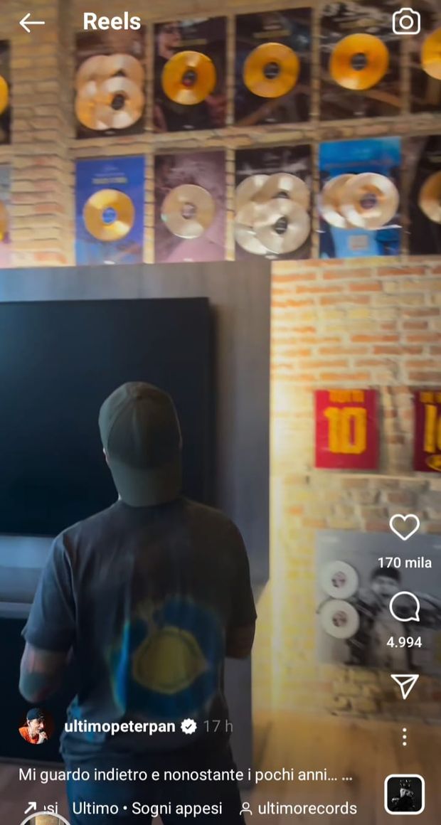 Ultimo, le maglie di Totti e De Rossi accanto ai Dischi d’Oro e di Platino- immagine 2