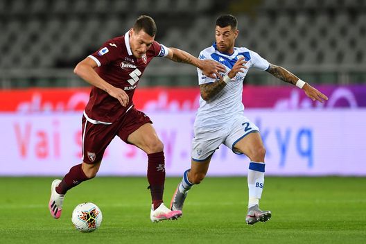  TURIN, ITALY - JULY 08: Andrea Belotti (L) of Torino FC is challenged by Stefano Sabelli of Brescia Calcio during the Serie A match between Torino FC and Brescia Calcio at Stadio Olimpico di Torino on July 8, 2020 in Turin, Italy. (Photo by Valerio Pennicino/Getty Images) 