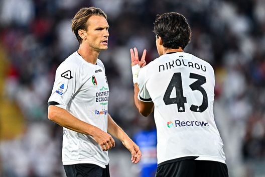 LA SPEZIA, ITALY - SEPTEMBER 17: Dimitrios Nikolaou of Spezia (R) talks to his team-mate Albin Ekdal during the Serie A match between Spezia Calcio and UC Sampdoria at Stadio Alberto Picco on September 17, 2022 in La Spezia, Italy. (Photo by Simone Arveda/Getty Images) Ekdal: “Noi dobbiamo fare meglio. Fiorentina forte anche se ha solo 10 punti”- immagine 2