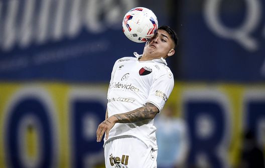 BUENOS AIRES, ARGENTINA - SEPTEMBER 26: Facundo Farias of Colon controls the ball during a match between Boca Juniors and Colon as part of Torneo Liga Profesional 2021 at Estadio Alberto J. Armando on September 26, 2021 in Buenos Aires, Argentina. (Photo by Marcelo Endelli/Getty Images) BUENOS AIRES, ARGENTINA - SEPTEMBER 26: Facundo Farias of Colon controls the ball during a match between Boca Juniors and Colon as part of Torneo Liga Profesional 2021 at Estadio Alberto J. Armando on September 26, 2021 in Buenos Aires, Argentina. (Photo by Marcelo Endelli/Getty Images)