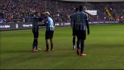 La pazza esultanza di Balotelli: calcio in testa a un compagno di squadra