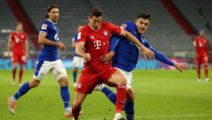 Ozan Kabak, difensore dello Schalke 04, contro il Bayern Monaco di Lewandowski (credits: GETTY Images) 