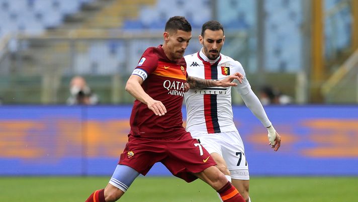 ROME, ITALY - MARCH 07: Lorenzo Pellegrini of Roma is challenged by Davide Zappacosta of Genoa during the Serie A match between AS Roma and Genoa CFC at Stadio Olimpico on March 07, 2021 in Rome, Italy. Sporting stadiums around Italy remain under strict restrictions due to the Coronavirus Pandemic as Government social distancing laws prohibit fans inside venues resulting in games being played behind closed doors. (Photo by Paolo Bruno/Getty Images) ROME, ITALY - MARCH 07: Lorenzo Pellegrini of Roma is challenged by Davide Zappacosta of Genoa during the Serie A match between AS Roma and Genoa CFC at Stadio Olimpico on March 07, 2021 in Rome, Italy. Sporting stadiums around Italy remain under strict restrictions due to the Coronavirus Pandemic as Government social distancing laws prohibit fans inside venues resulting in games being played behind closed doors. (Photo by Paolo Bruno/Getty Images)